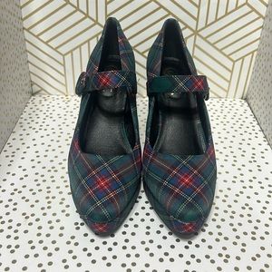 Size 7, green, red, blue plaid heels.